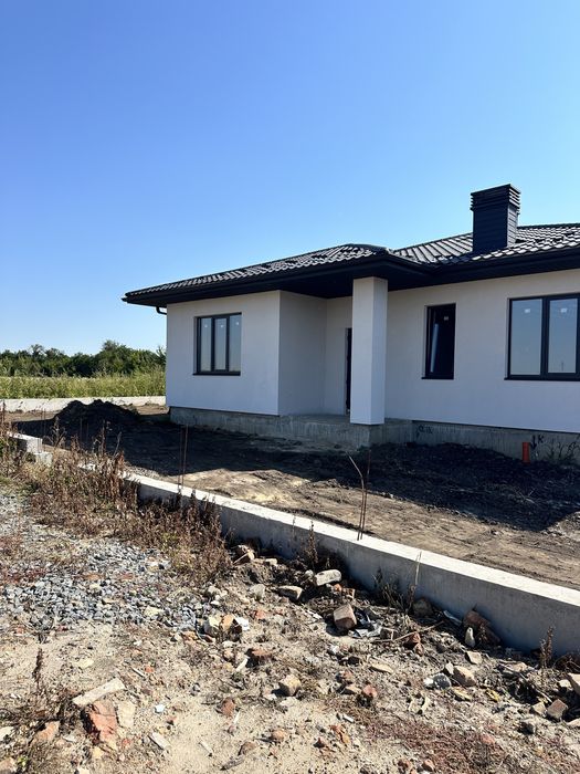 Продам сучасний будинок поруч автосалону по вулиці Київська