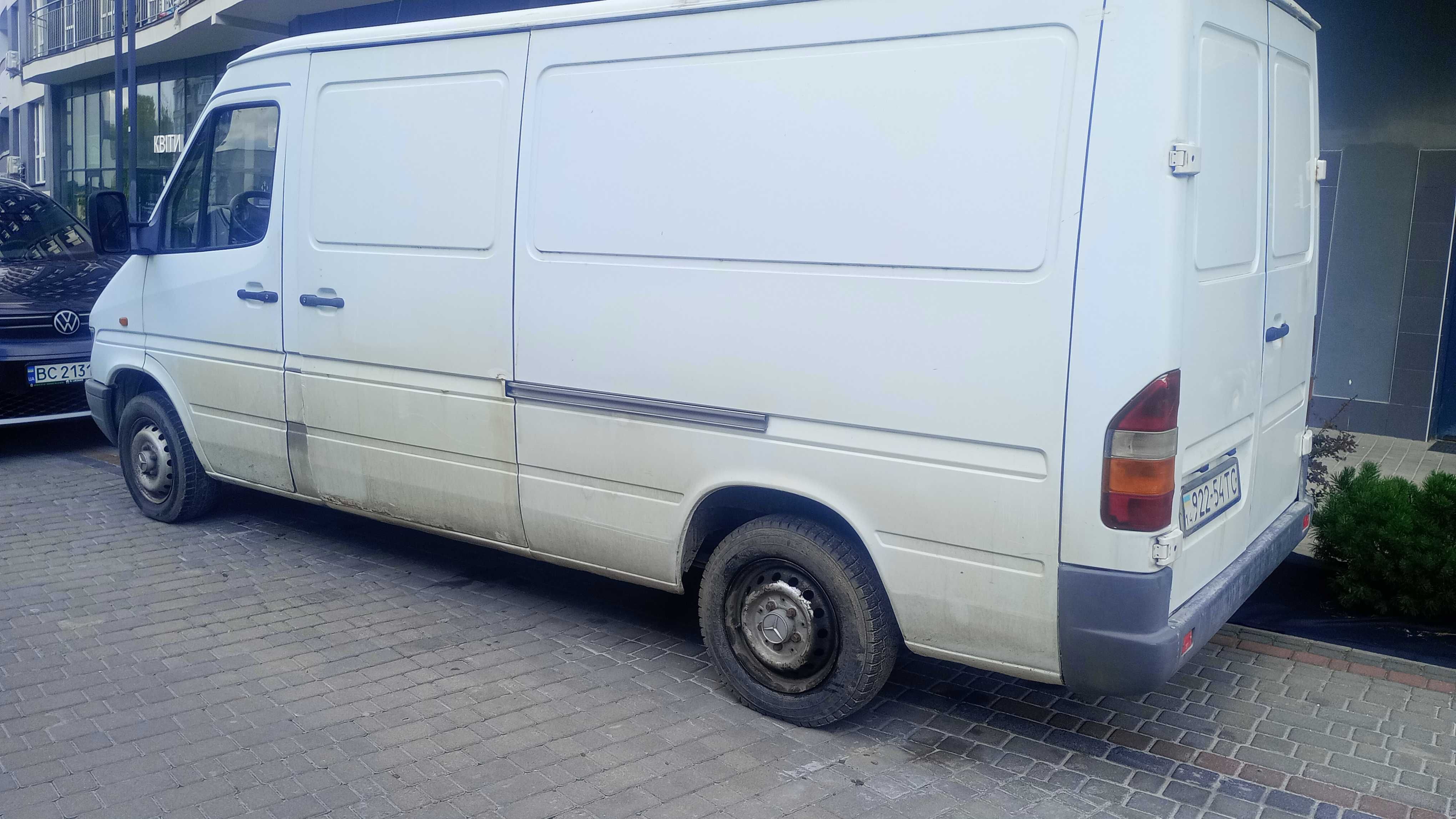 Автомобіль Мерседес спрінтер 208