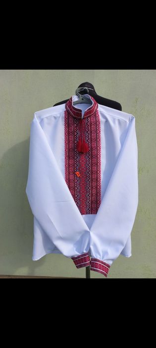 Вишиванки чоловічі в асортименті.