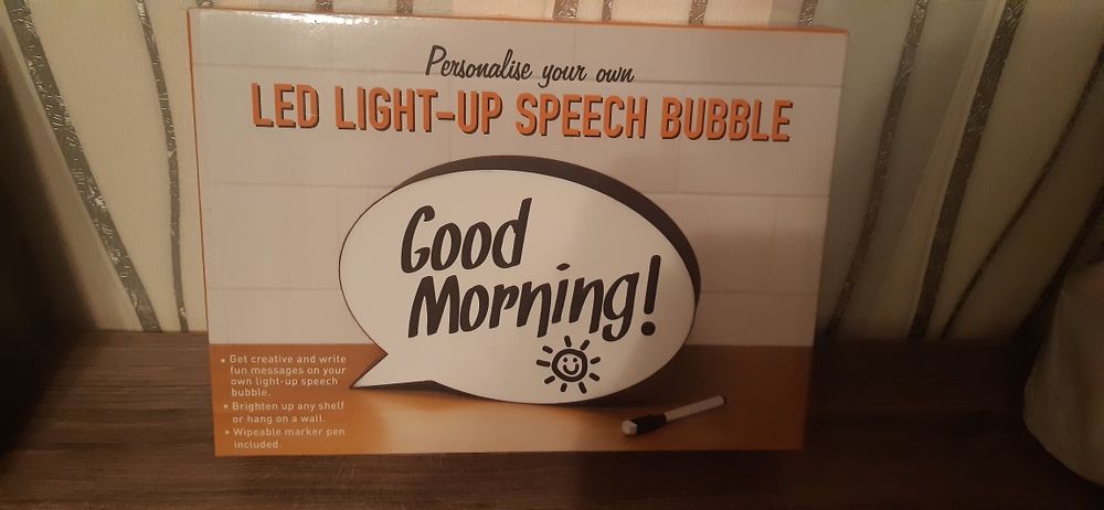 Світлодіодна дошка з можливістю надписів.