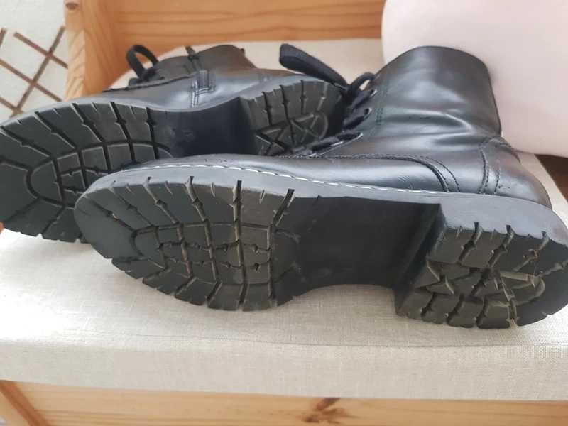 Botas pretas atacadores e fecho lateral 37 impermeáveis