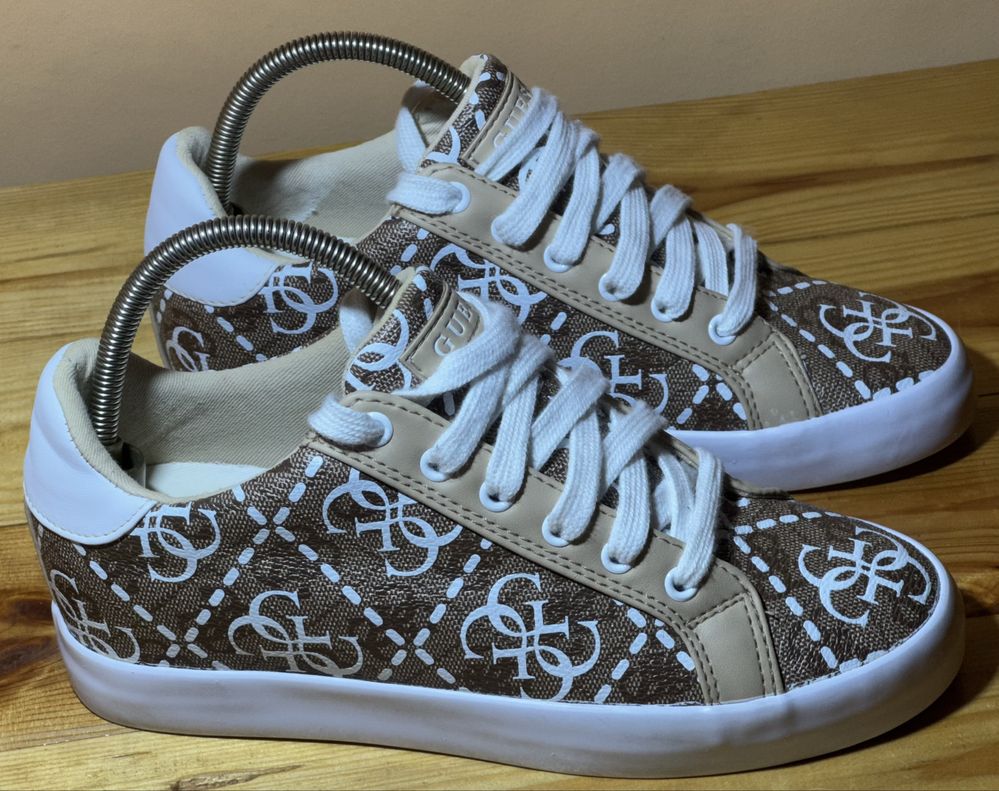 Оригінальні, жіночі кросівки Guess. Розмір 36(23 см)