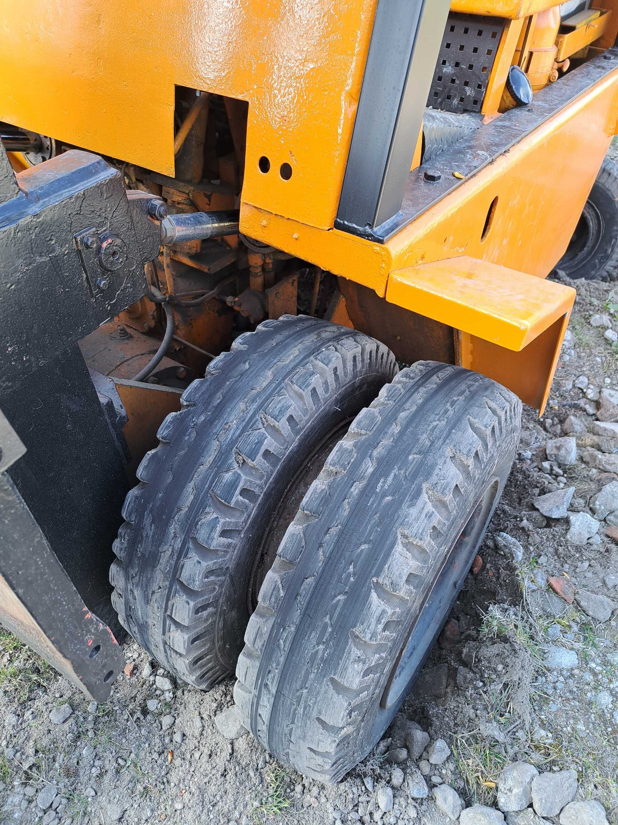 Wózek widłowy 6900kg Udźwig 4000kg na bliźniaku pompowane koła