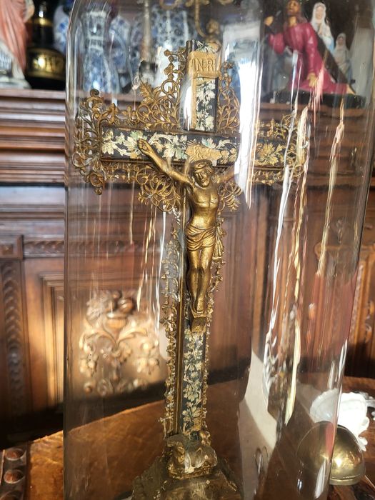 Zabytkowy krzyż pod szklaną kopułą klosz pasyjka