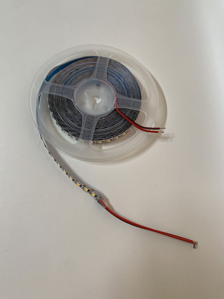 Світлодіодна LED стрічка 5V тепла біла 2700K