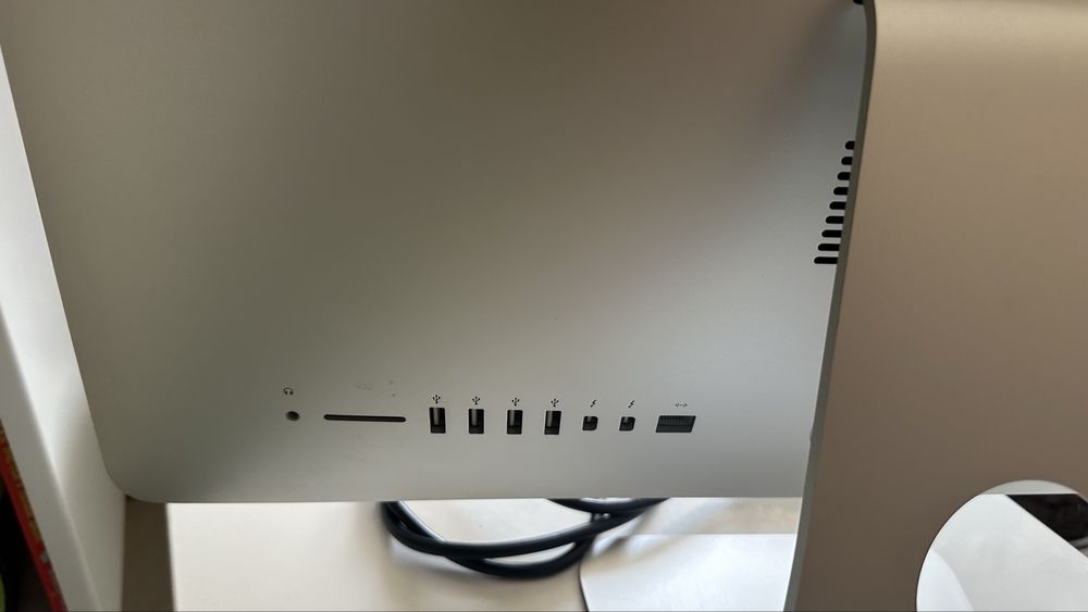Apple iMac 16.2  2015 року 21.5 екран  8GB. SSD 1T