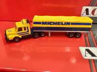 Matchbox Scania z naczepą Michelin plandeka Convoy