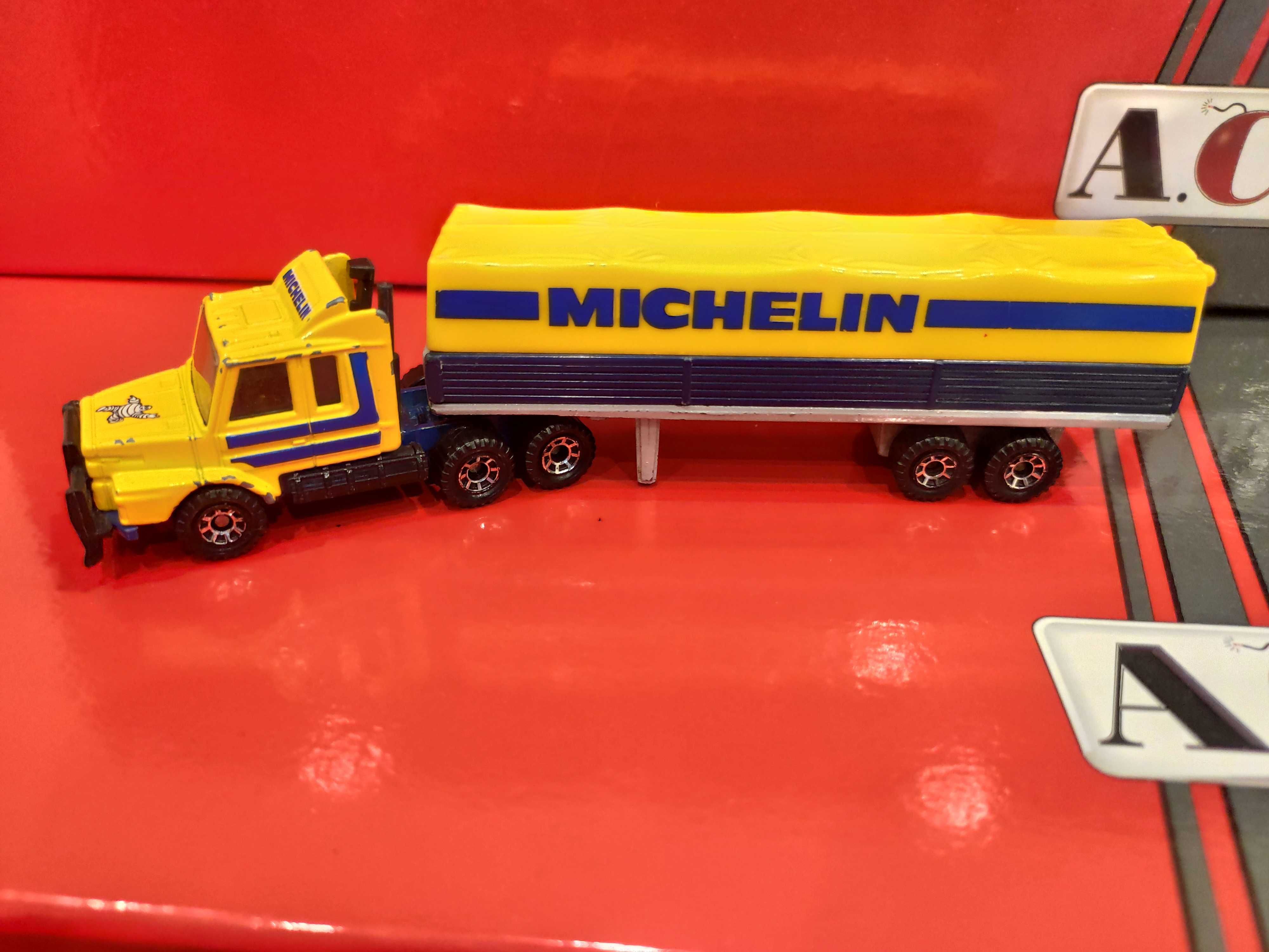 Matchbox Scania z naczepą Michelin plandeka Convoy