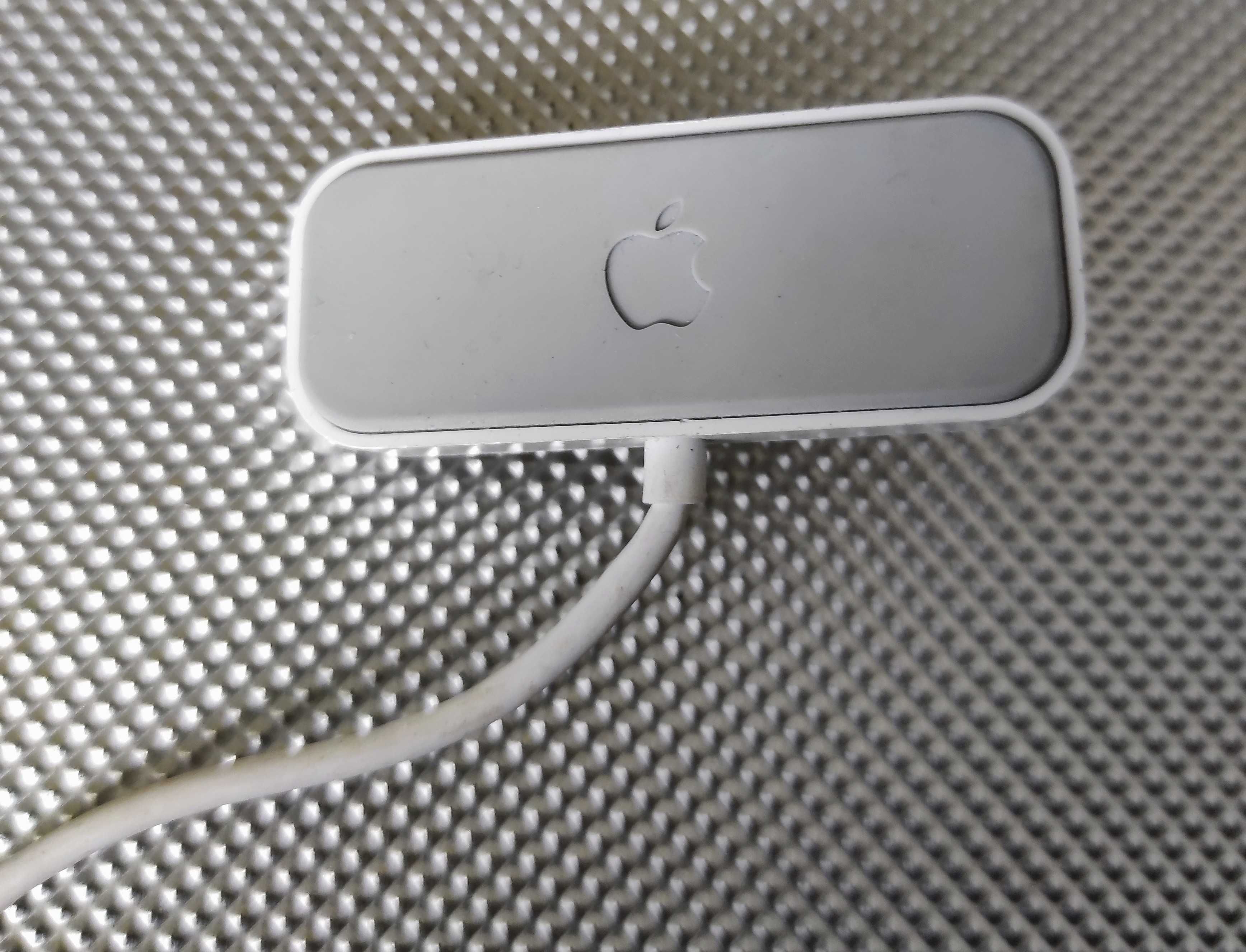 oryginalna stacja dokująca Apple iPod Shuffle drugiej generacji.