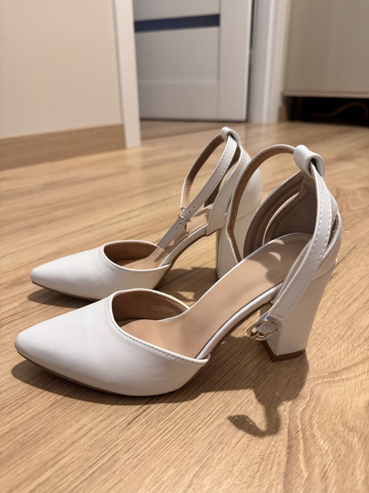 Buty ślubne białe