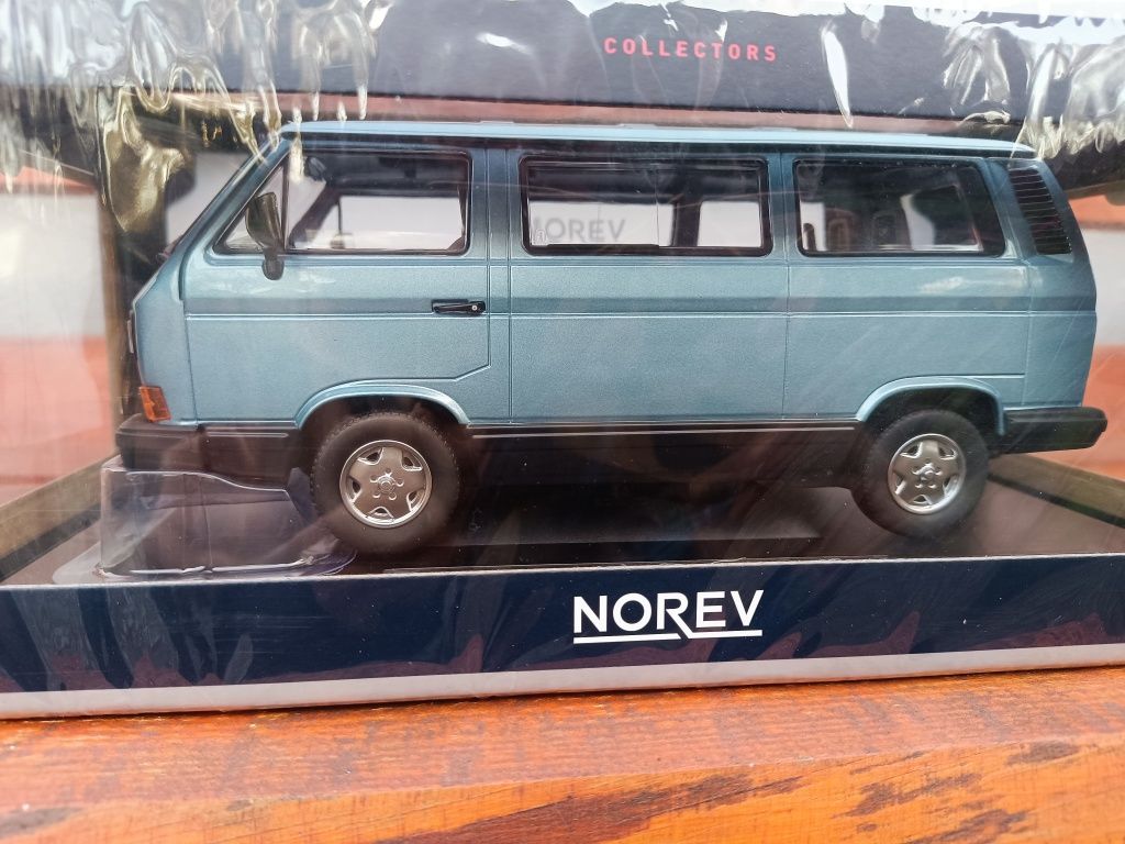 VW Multivan Norev