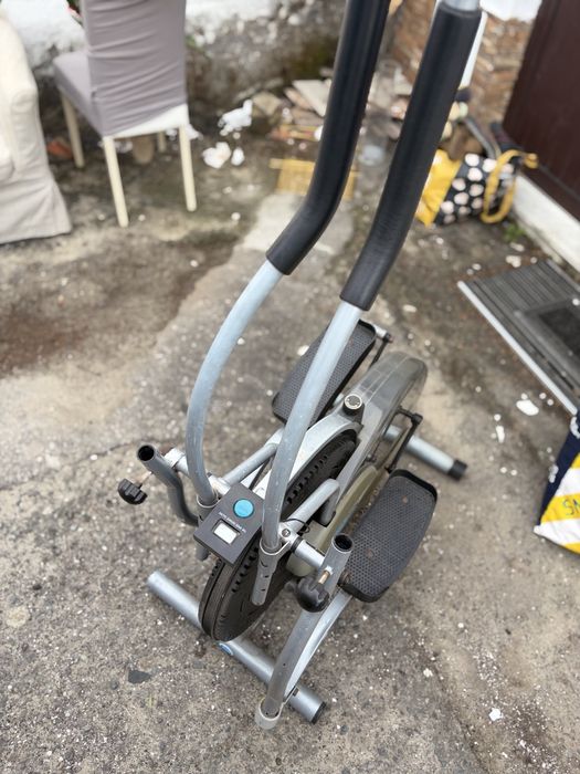 Elíptica usada com marcas de desgaste