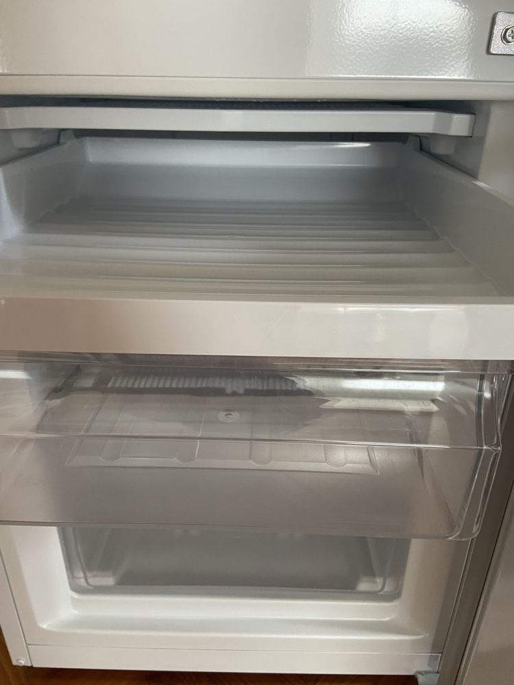 Frigorífico Combinado KUNFT KC6455 - Estático - 143 cm - 175 L