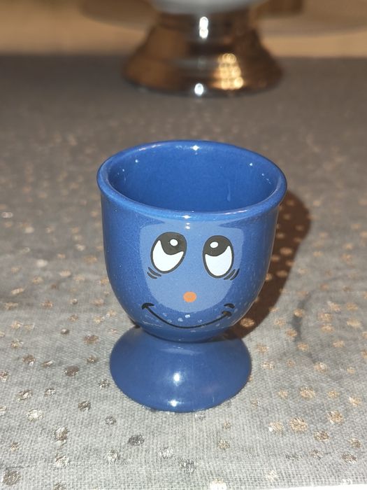 Uroczy Kieliszek na Jajko - Wesoła Buźka i Intensywny Błękit