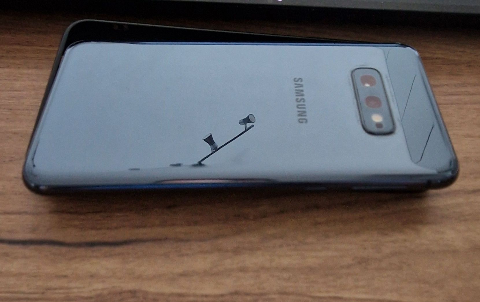 Samsung S10e indukcyjne ładowanie