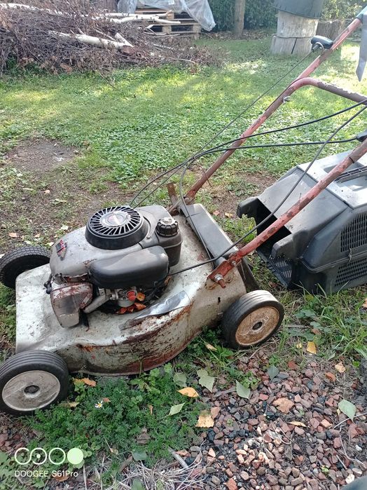 Uszkodzona kosiarka spalinowa na części.