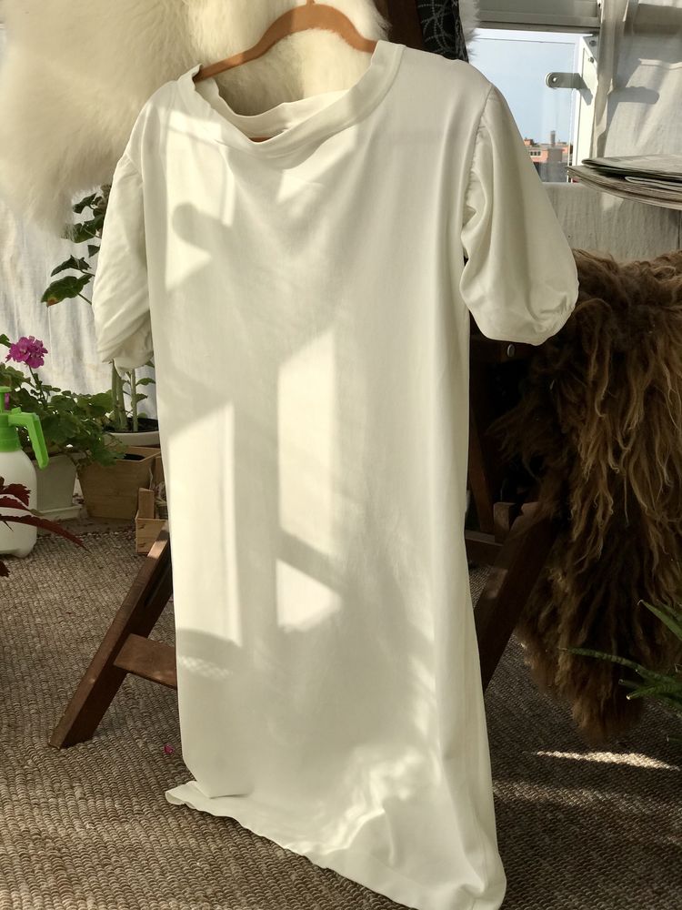 Biała dzianinowa sukienka Mango M