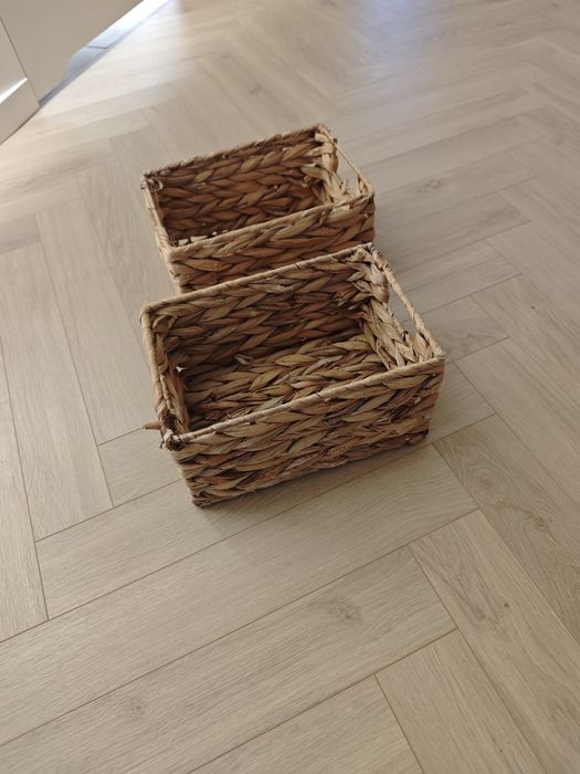 Zestaw 2 plecionych koszyków z naturalnego materiału.