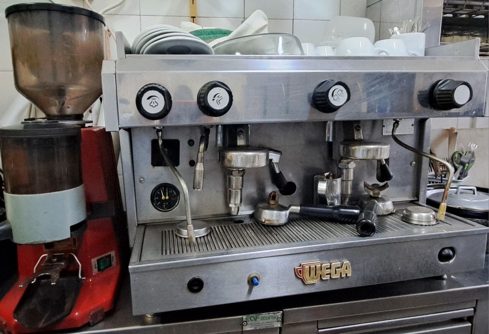 Maquina de cafe e moinho