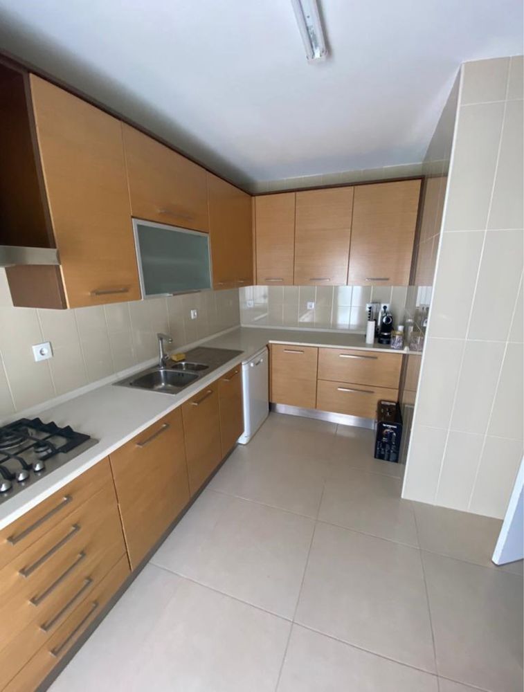 Vende-se Moradia Zona Oeste.
