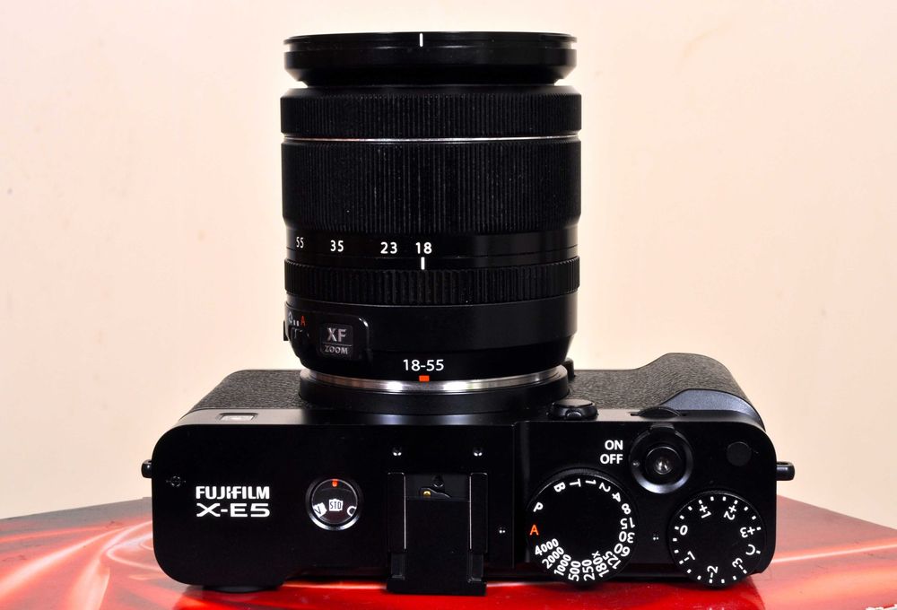 Fuji X-E5 Nova + XF 18x55 F: 2.8-4.8 em estado novo. Bateria extra.