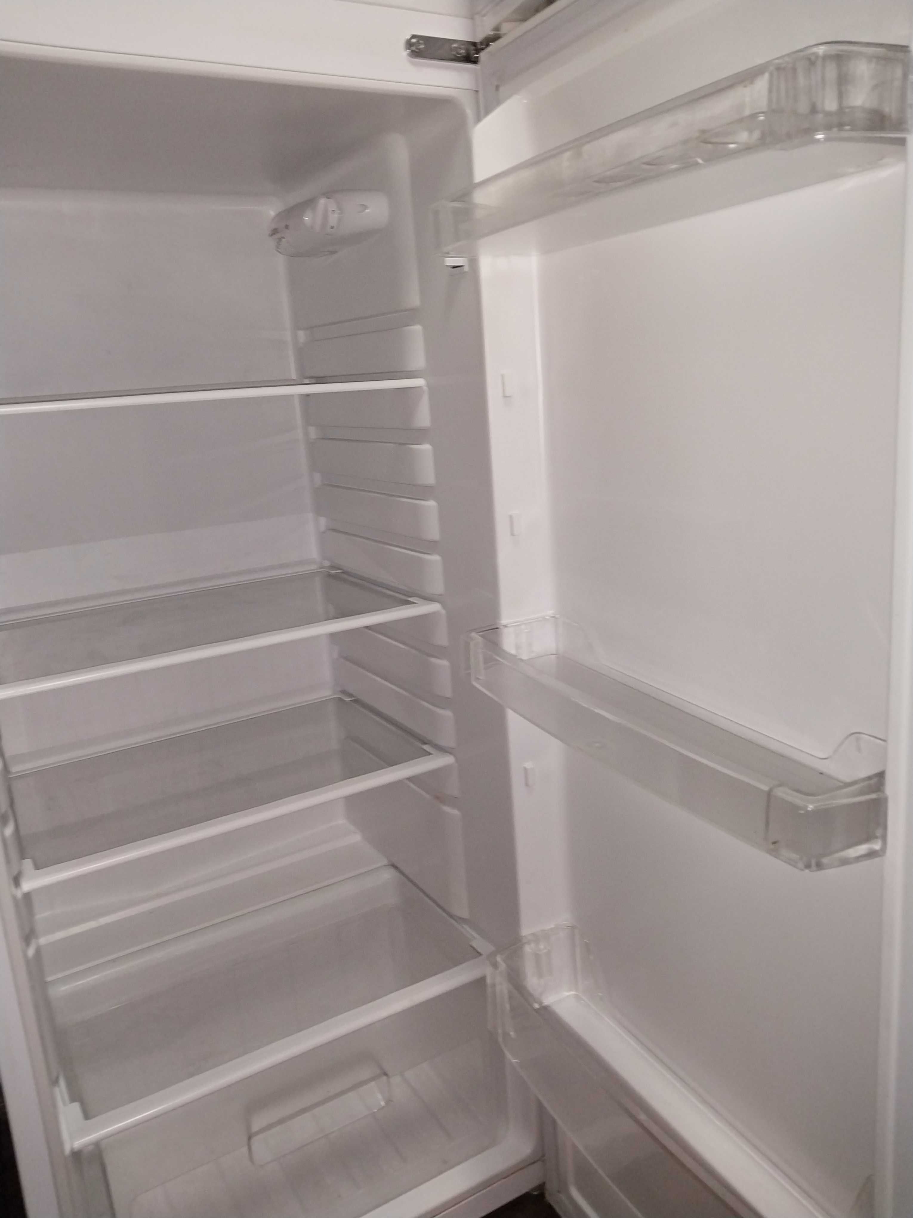 Холодильник б/у в ідеальному стані