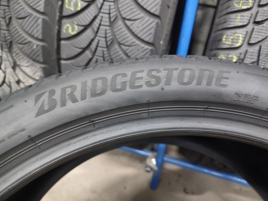 Різноширокі шини 245/40R21 i 275/35R21 (RF) BRIDGESTONE