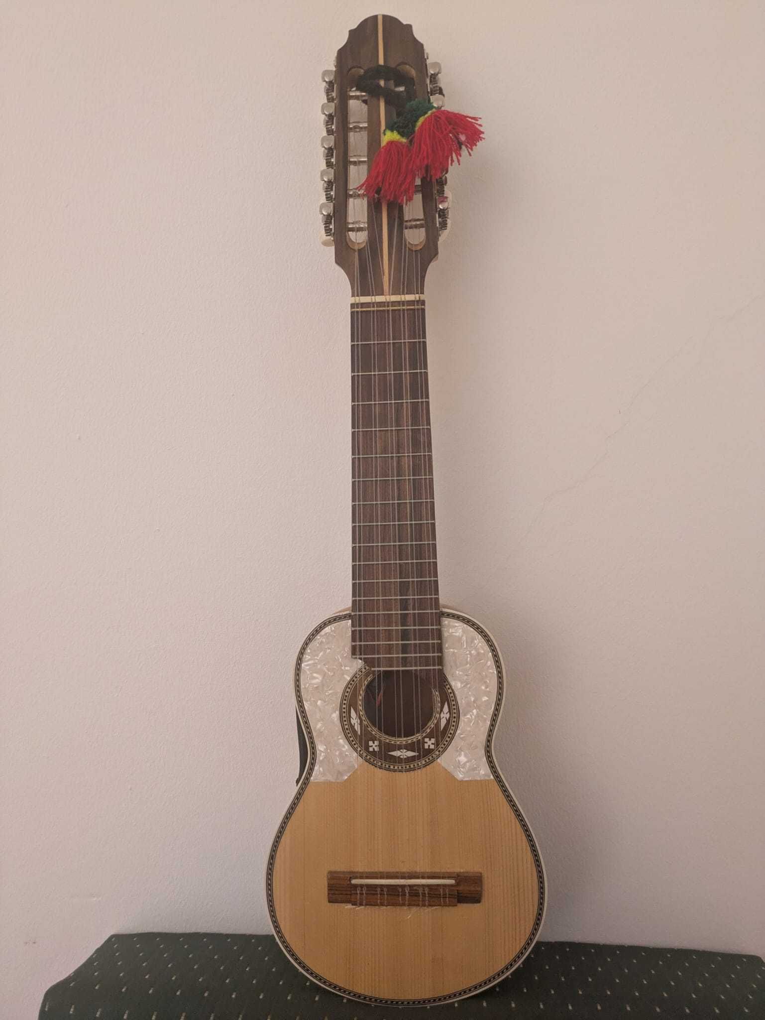 Charango c. entrada Jack EQ. Instrumento andino, construído na Bolívia