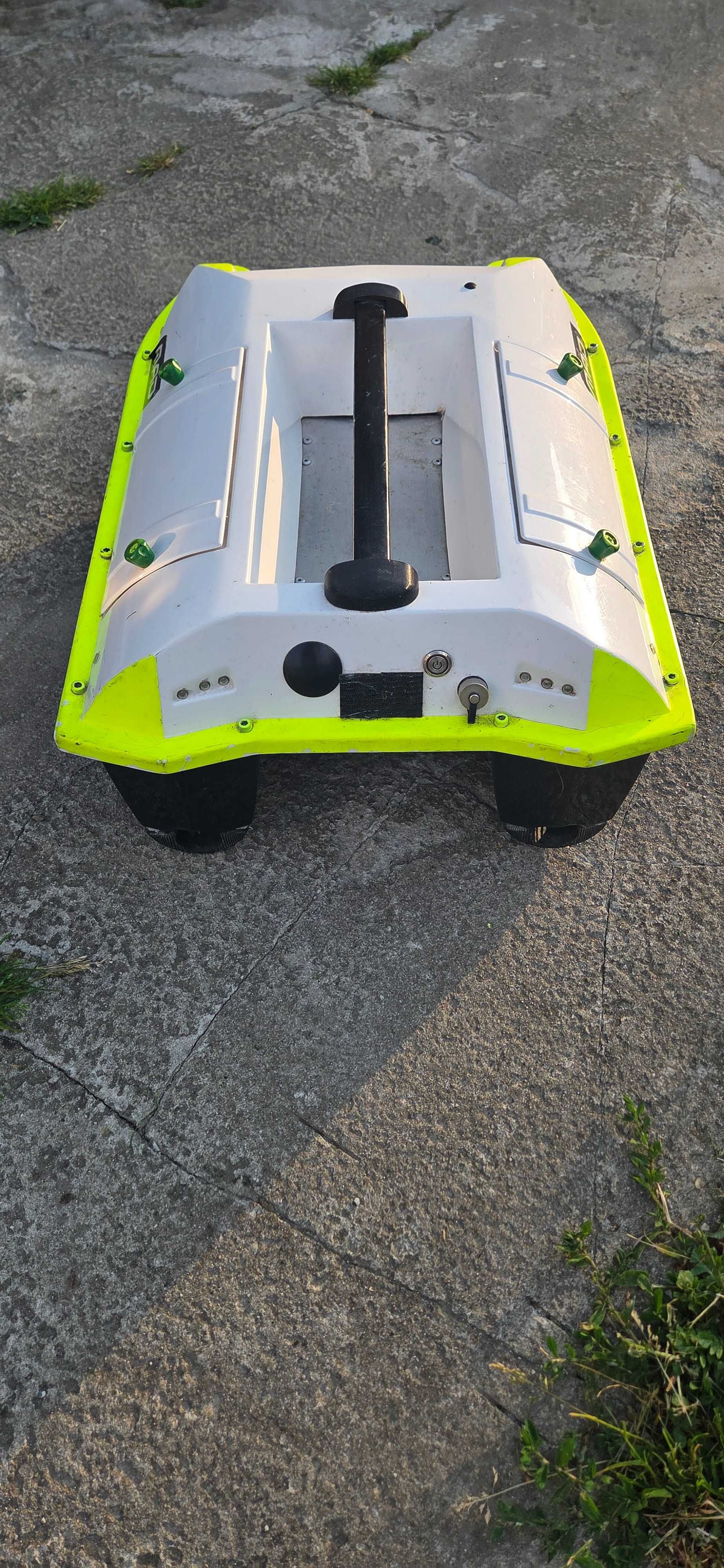 Łódka zanętowa z GPS super stan 60 cm długa nowy gps.