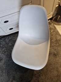 Krzesła białe plastikowe