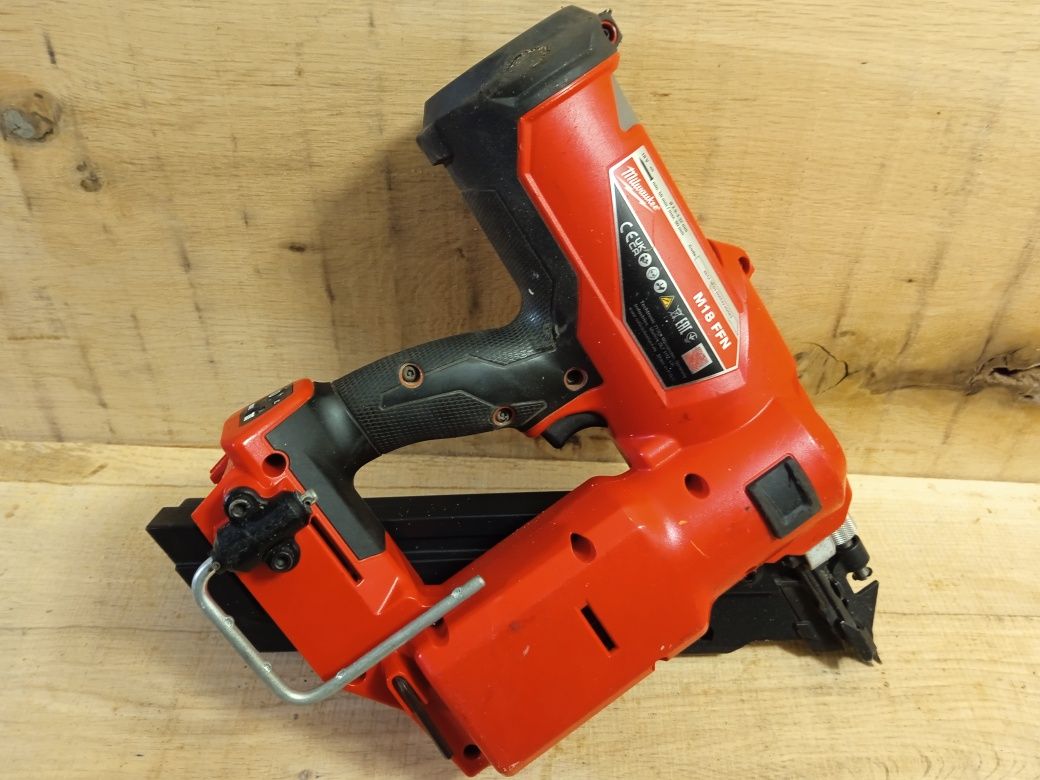 Milwaukee M18FFN gwoździarka