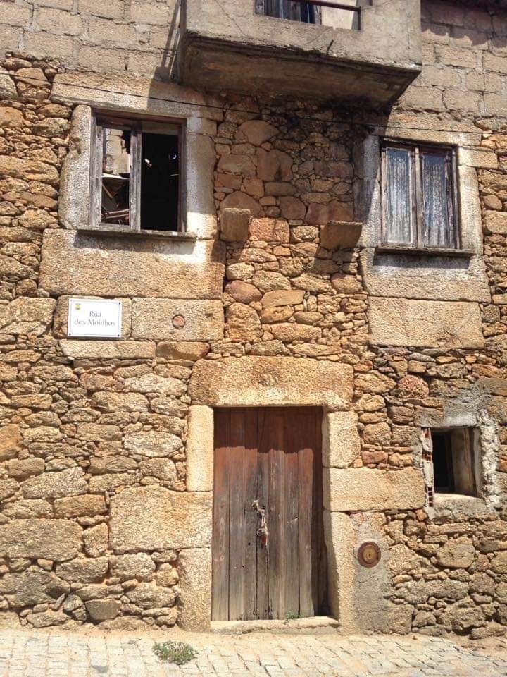 Casa em pedra no centro da aldeia