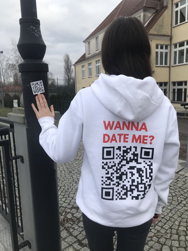 Biała Bluza Wanna date me? dla singli z kodem QR