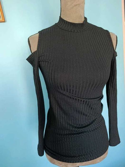 Golf czarny, wycięcia na ramionach, rozm S, M