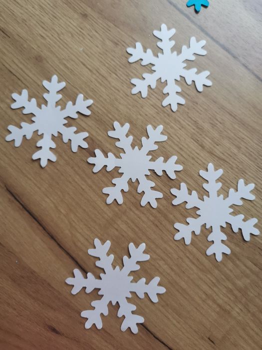 Aaa Zestaw bialych dekoracyjnych płatków śniegu Śnieżynki z papieru 7,