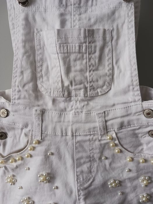 Białe spodenki na szelkach rozm. 122/128