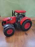 Duży traktor, grajacy