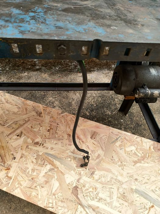 Bancadas de trabalho em ferro com torno, motor de testar alternadores