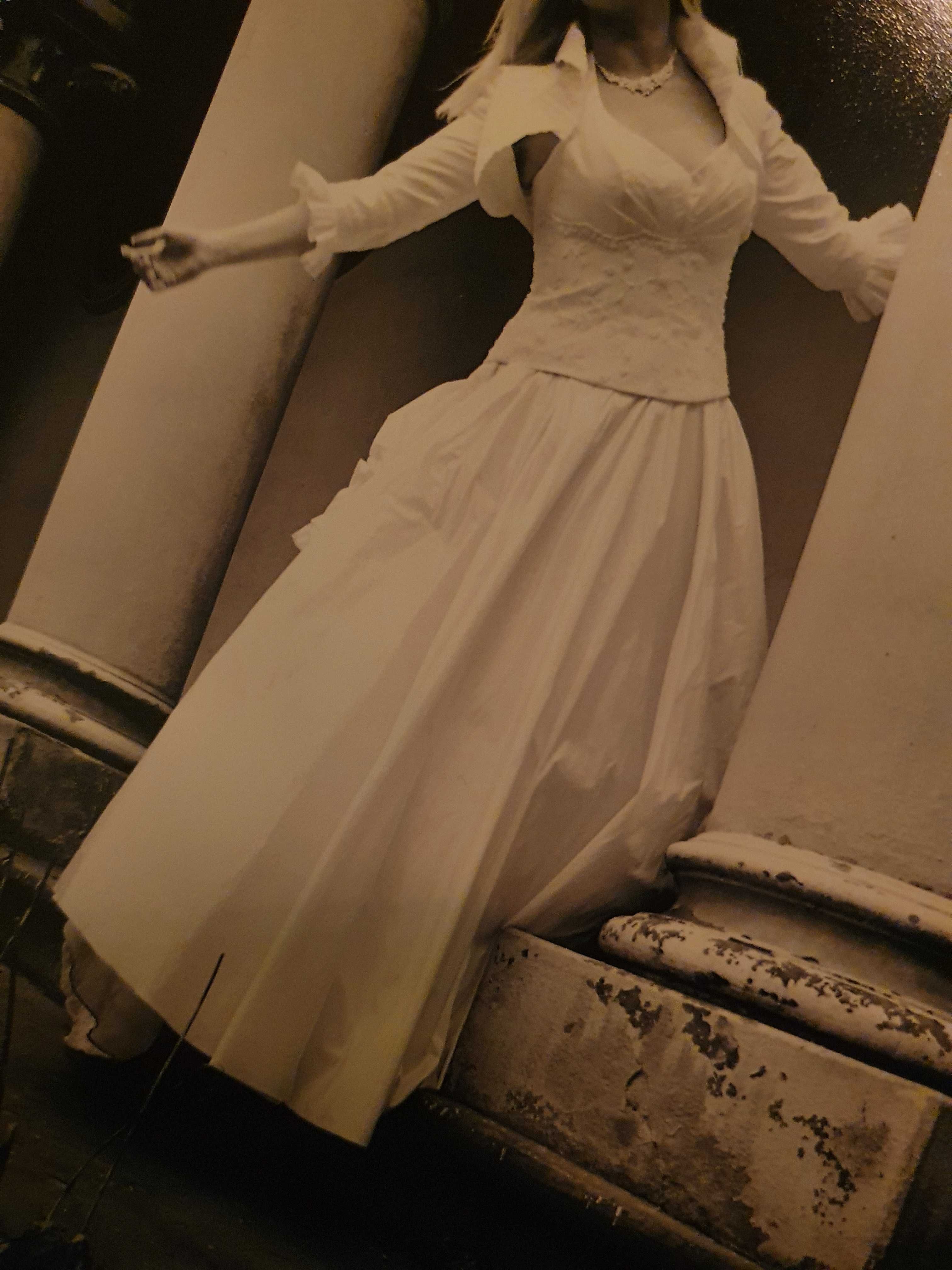 Wyjątkowa suknia ślubna ecru z koronkowym trenem - rozmiar 40