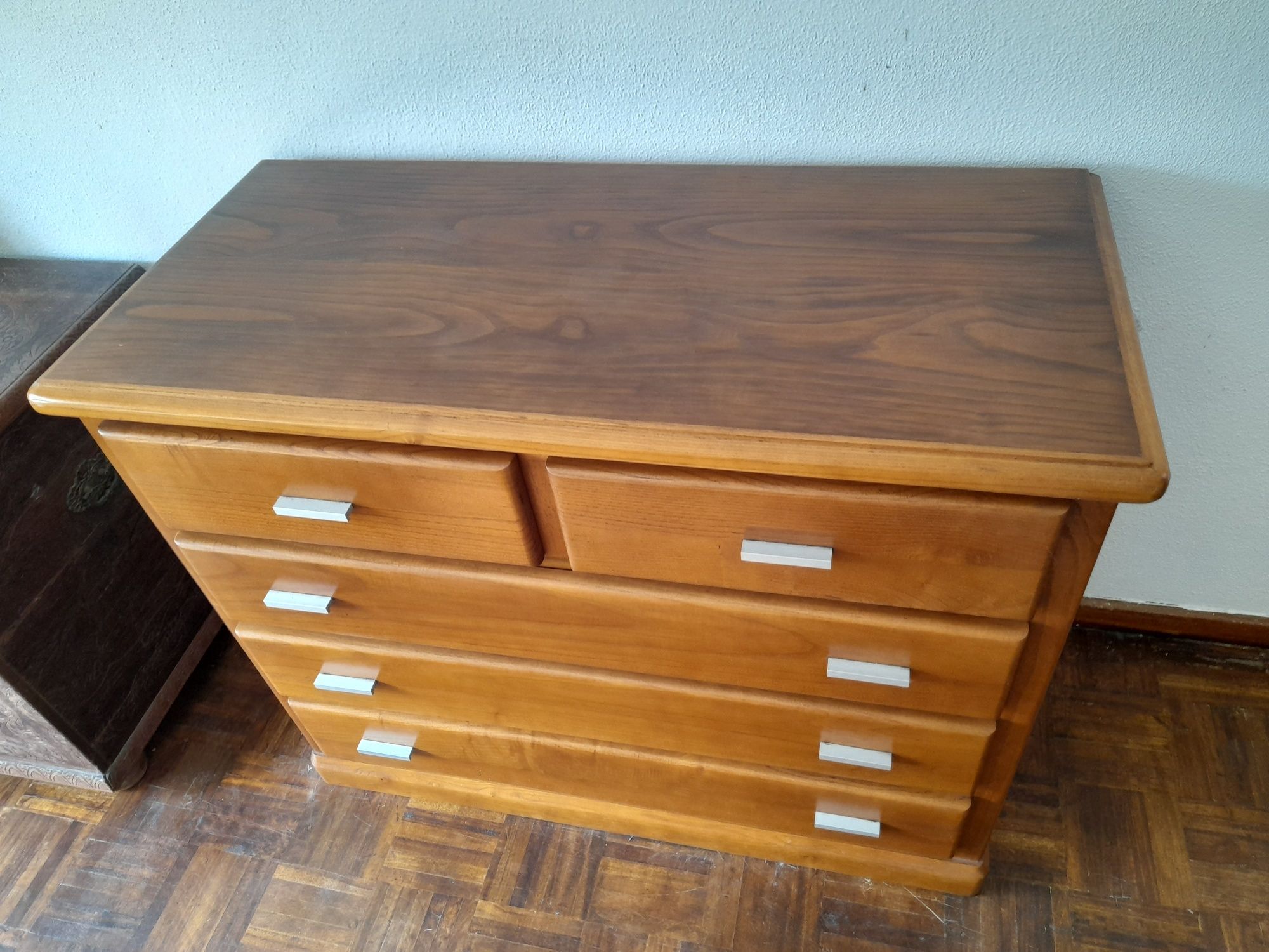 Cómoda castanha.