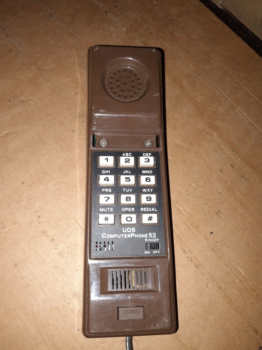 Stary telefon z PRL
