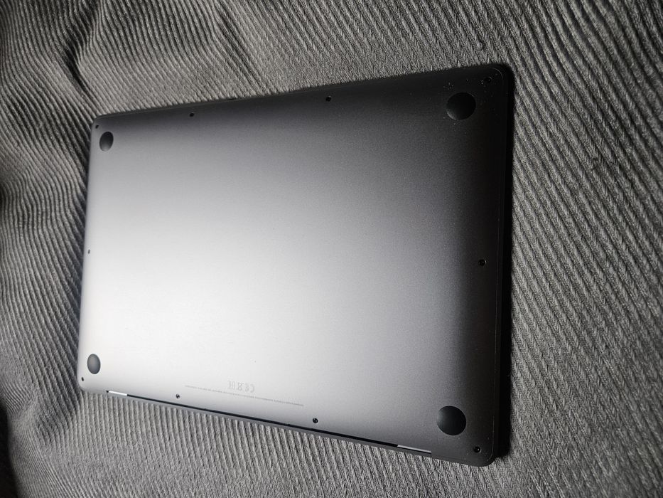 MacBook Air 13,3" z procesorem M1, 8GB RAM, 256GB SSD w stanie idealny
