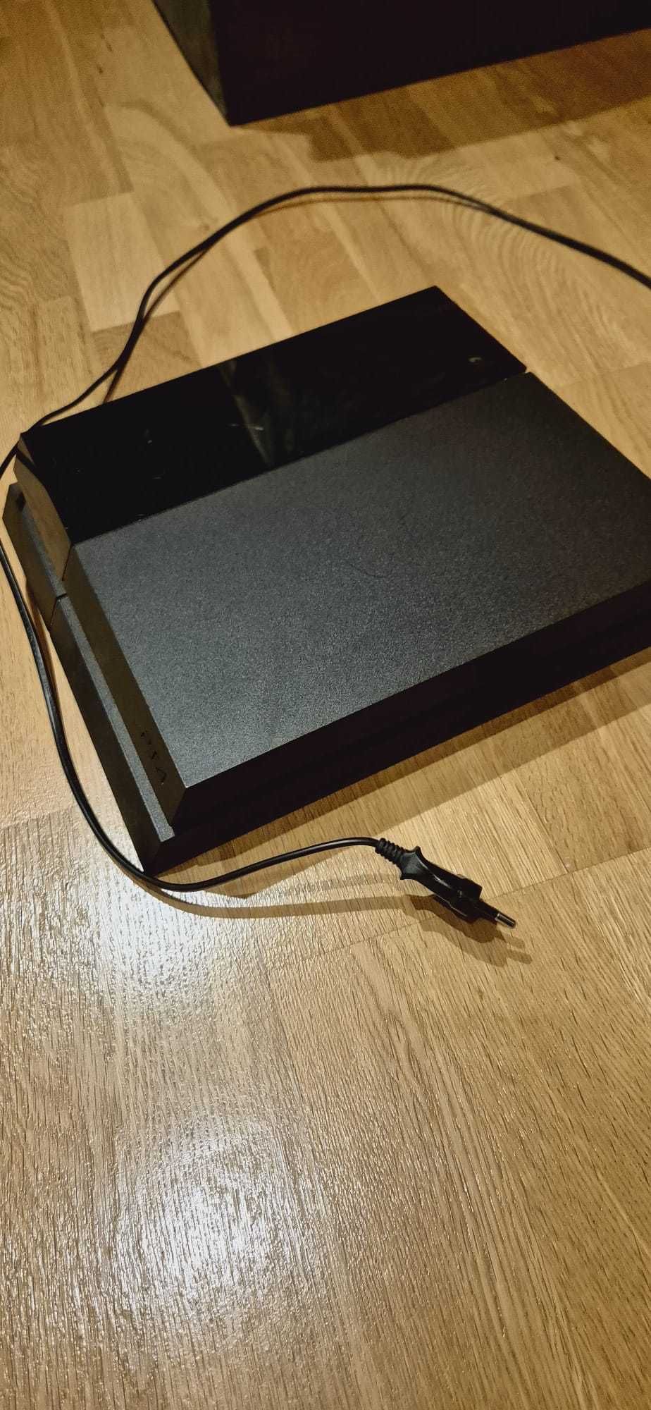 PlayStation 4 + 2 pady i 2 gry