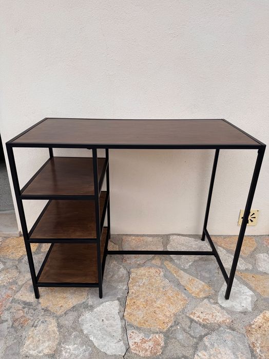 Mesa com prateleiras como nova