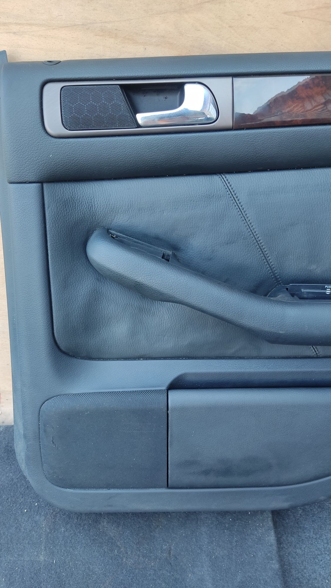 Boczek drzwi skórzany prawy tył do Audi A6 C5.