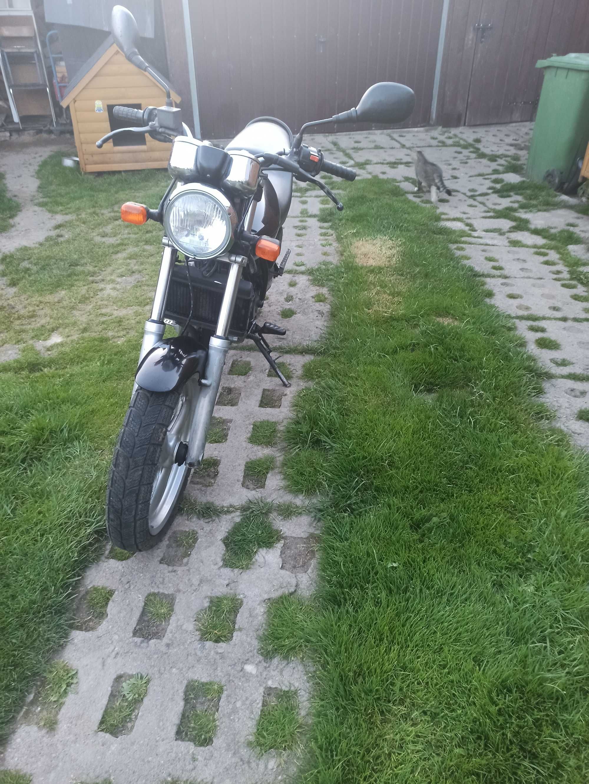 MZ RT 125 4T Pali na dotyk.