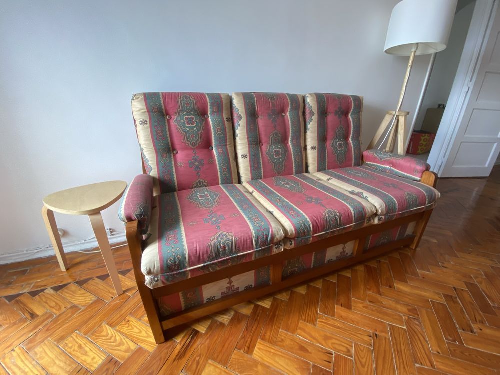 Sofa em madeira.