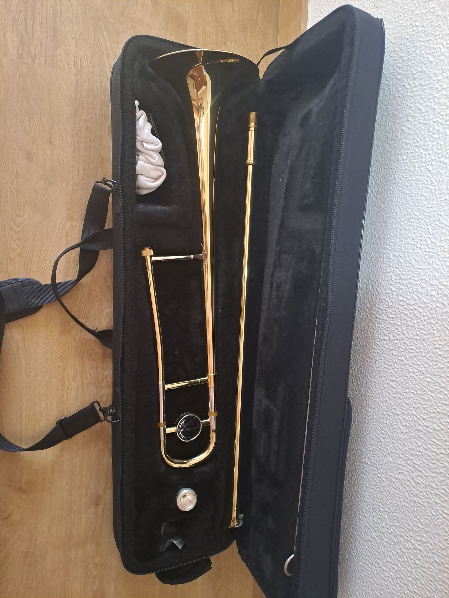 Trombone com pouco uso.