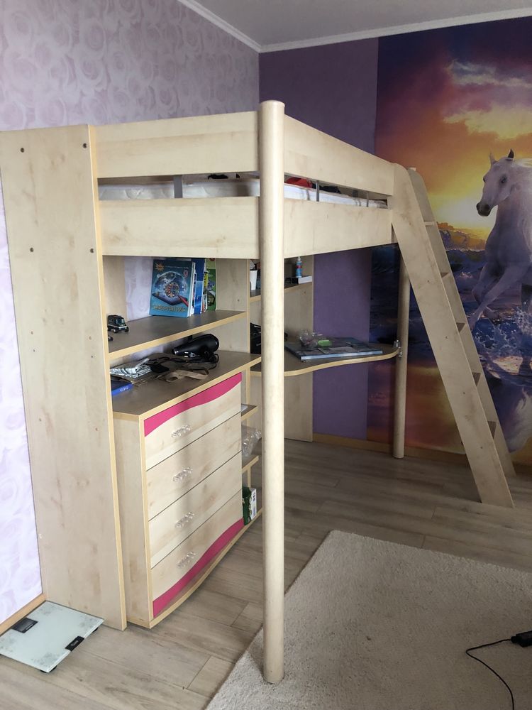 Меблі в дитячу (ліжко, стіл, комод)