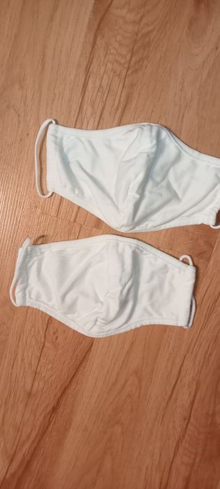 Dwie białe bawełniane maseczki